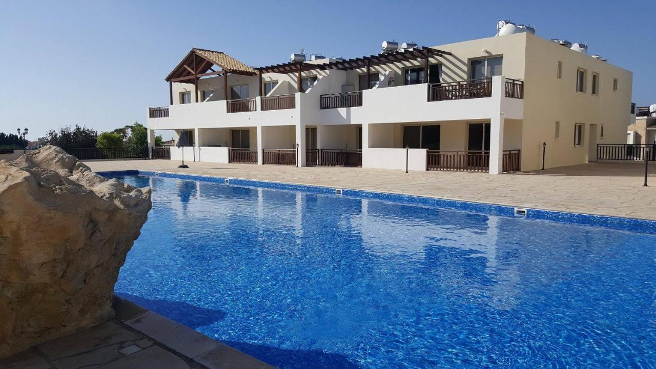Stunning Apartment C106 With Balcony Looking Over Pool Peyia Extérieur photo